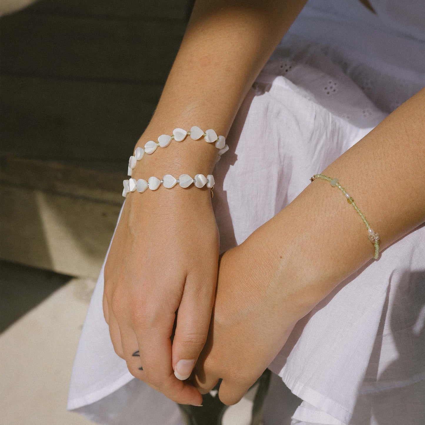 Armbanden met groene edelstenen en wit parelmoer