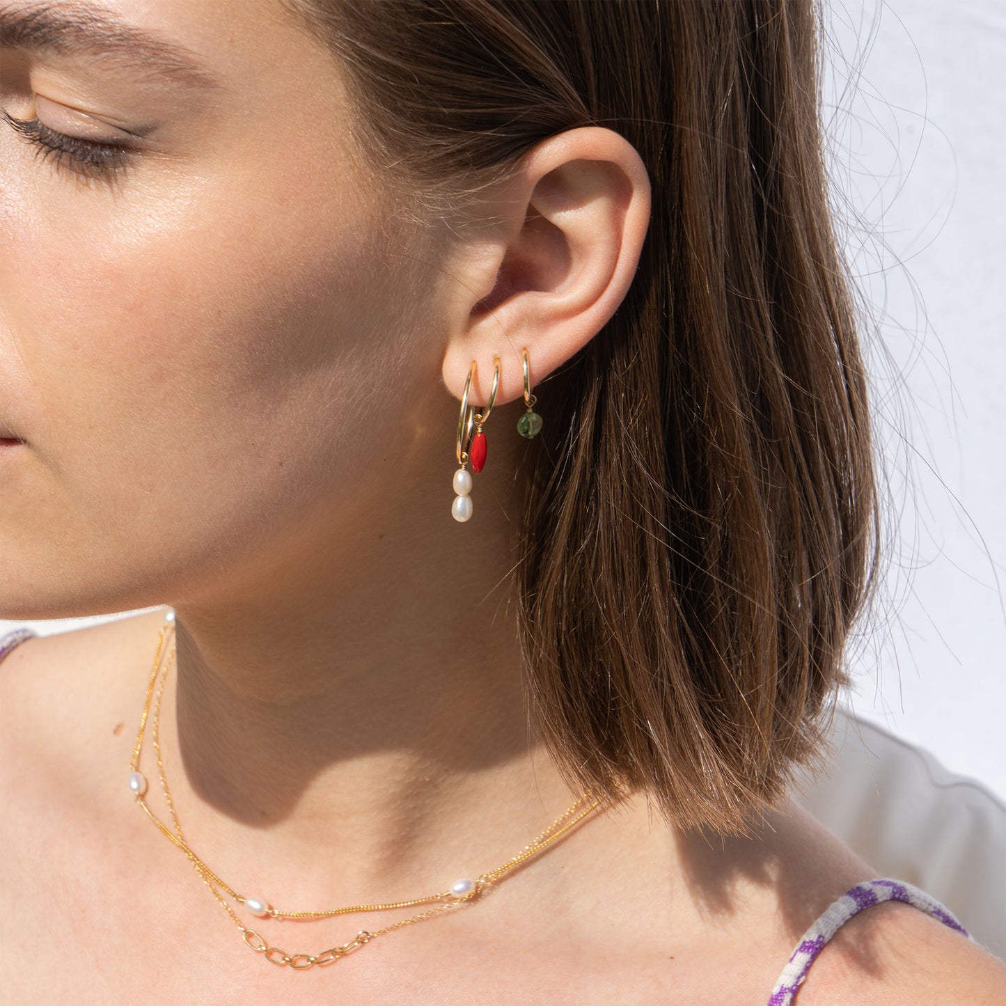 gouden sieraden met parels en edelstenen