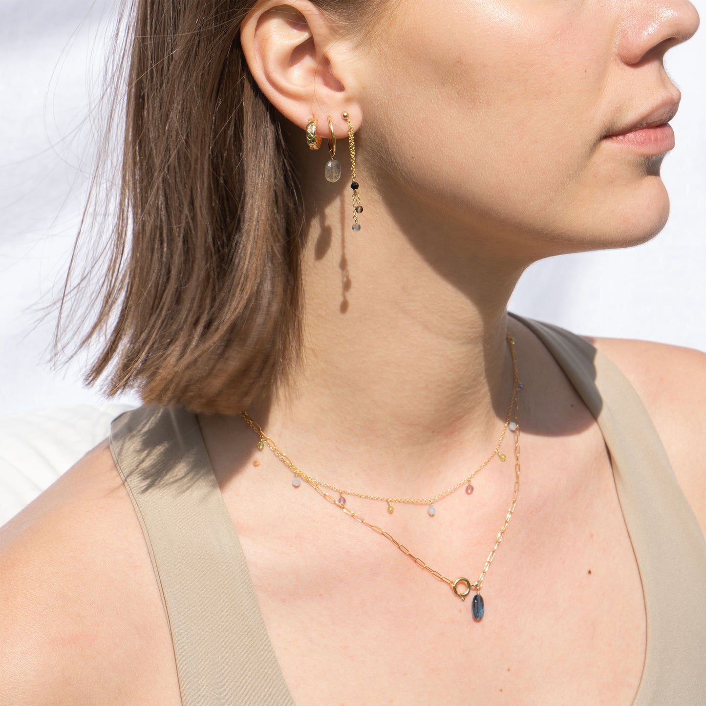 Gouden handgemaakte sieraden met edelstenen