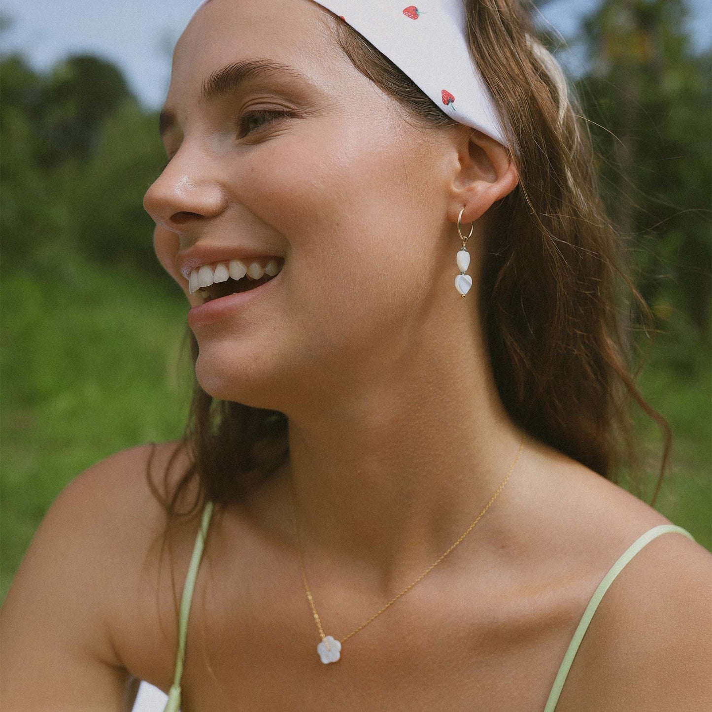 Gold filled oorbel en ketting met wit parelmoer