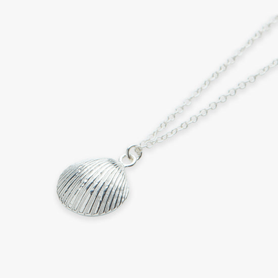 Cockle shell necklace silver