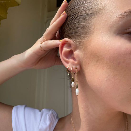Gouden handgemaakte oorbellen met parels en edelstenen