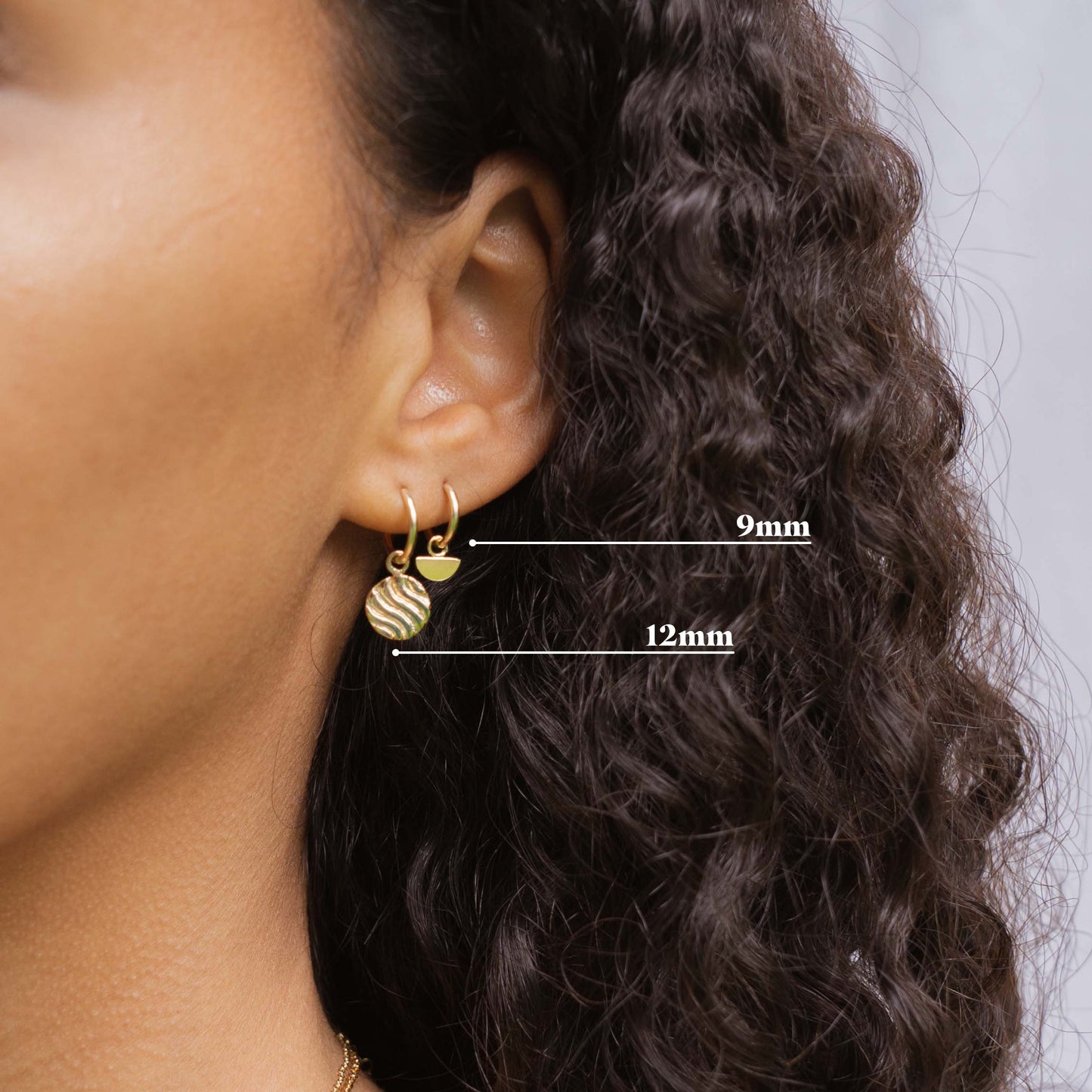 Load image into Gallery viewer, gouden oorbellen met munt hangers
