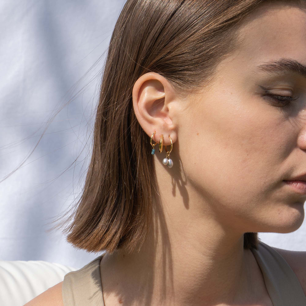 
                  
                    gouden oorbellen met edelsteen en parel hangers
                  
                