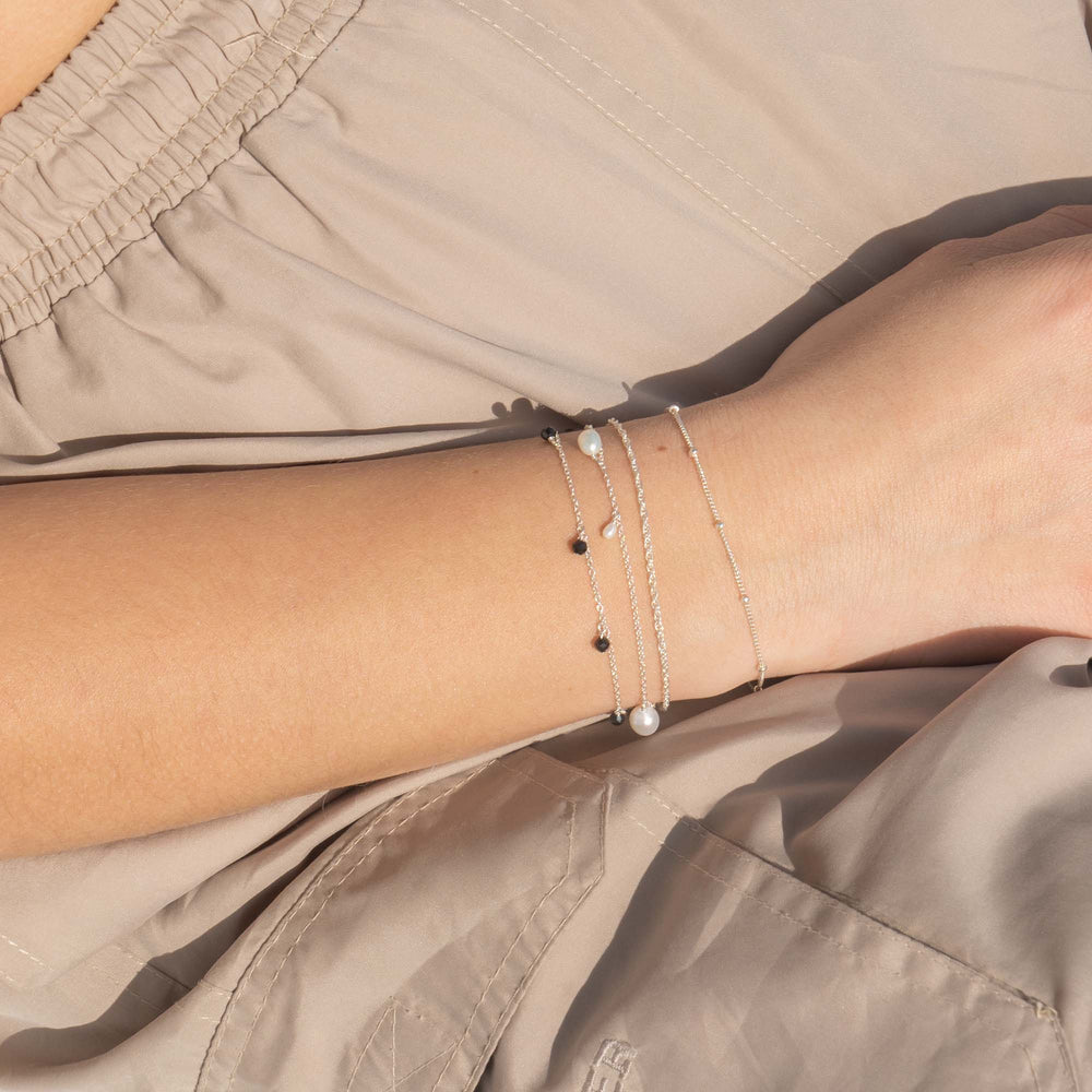 
                  
                    Zilveren armbandjes met edelstenen en parels
                  
                