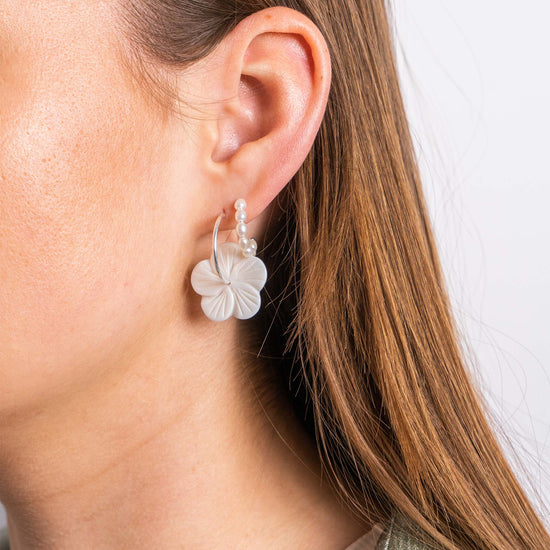 zilveren oorbellen met parelmoer bloem en parel oorknopje