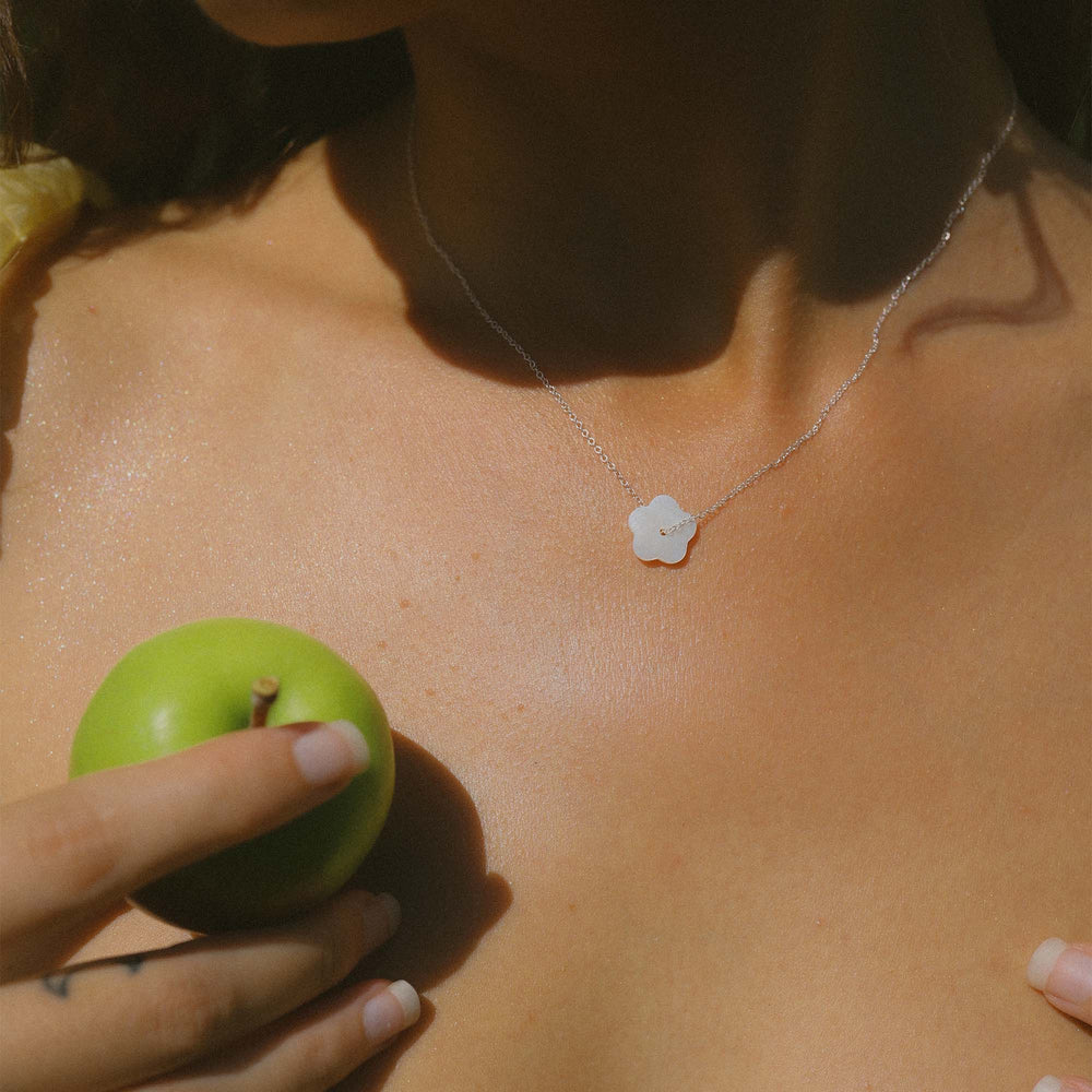 
                  
                    Zilveren ketting met wit parelmoer bloemetje
                  
                